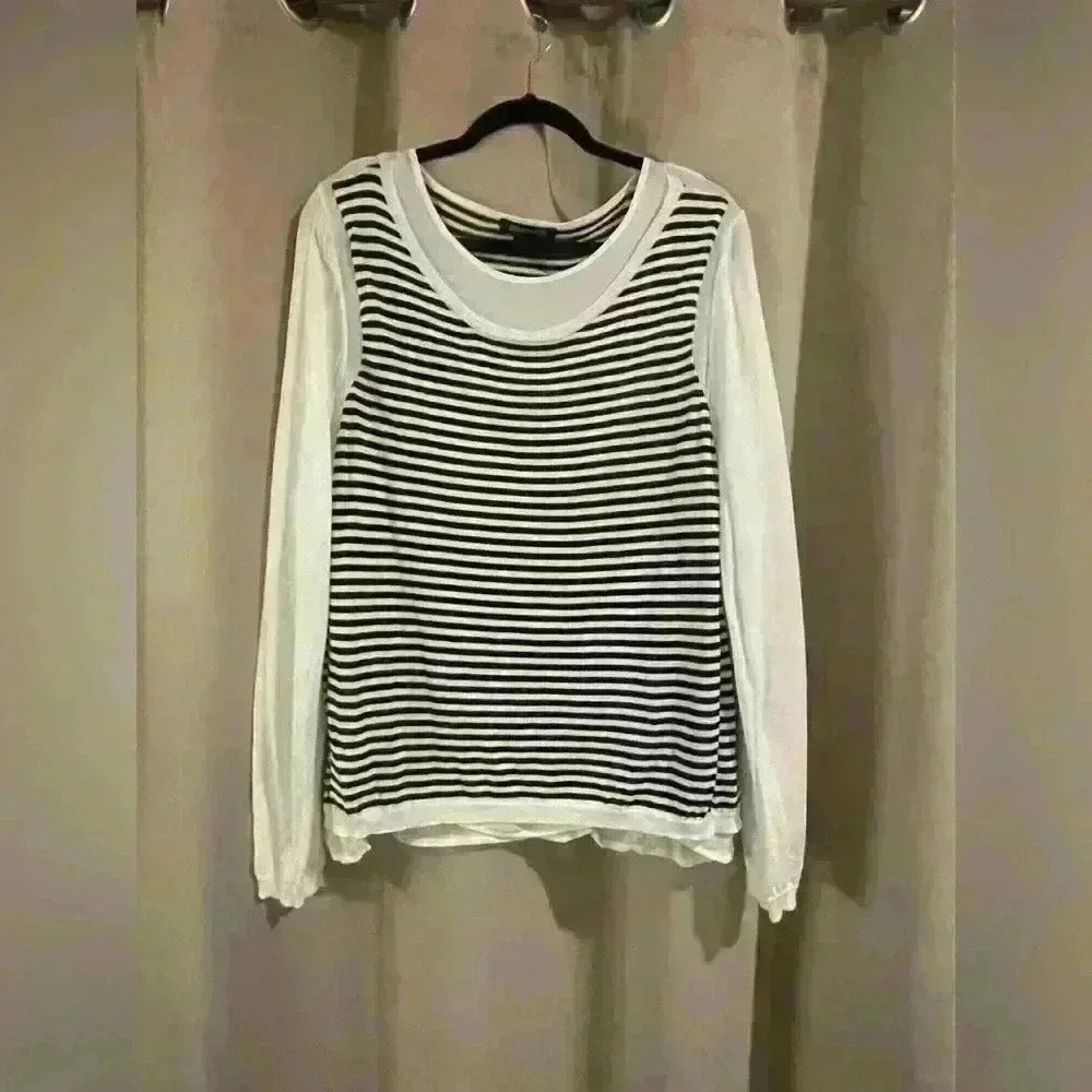 Women’s Black&White Striped Paperwhite Top